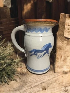 Brocca vintage Harvey Pottery lanciata a mano cavalli da corsa 7" blu grigio smalto sale - Foto 1 di 12