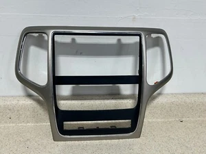 11-13 Jeep Grand Cherokee tablero delantero radio bisel moldura panel de ventilación plateado/negro - Imagen 1 de 3