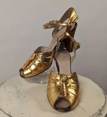SAPATOS DE SALTO ALTO DE COURO DOURADO BRILHANTE DÉCADA DE 1930 BIQUEIRA ABERTA TAMANHO 7AA - Imagem 1 de 4