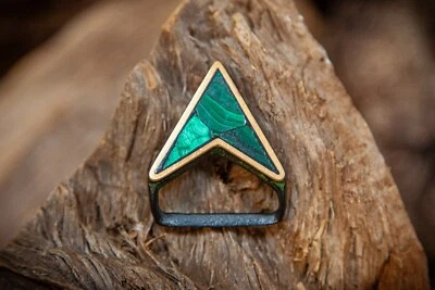 Tech Ether Flying “V” – con incrustación de malaquita de piedra verde – Hebilla de cinturón de latón Foto 1 de 2