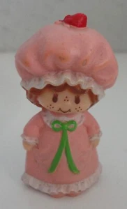 Vintage 1981 Kenner Strawberry Shortcake HERSELF Mini PVC Figure PINK NIGHTGOWN - Picture 1 of 2