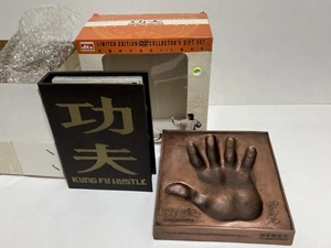 KungFu Hustle Limited Edition DVD Collector's Gift Set w/ Stephen Chow Hand Plaq - Bild 1 von 8