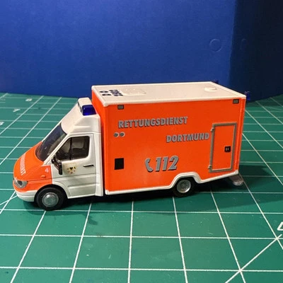 Ambulancia de emergencia Rietze escala HO 1:87 Mercedes Sprinter German Feuerwehr Foto 1 de 4