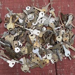 Vintage Assorted Cut Keys Cars Mixed Art Craft Lot 3 Pounds 5 Ounces Rusty Brass - Bild 1 von 21