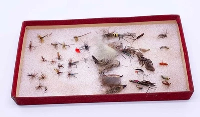 Angelköder Fliegenfischen Alt Antik Fliegen Köder Box Konvolut - Bild 1 von 4