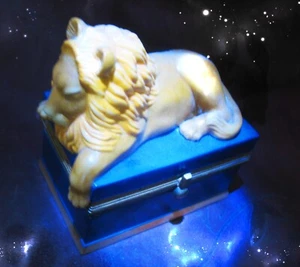 KÖNIG LÖWENLADUNG VERGRÖSSERUNG PORZELLAN BOX METAPHYSISCH CASSIA4 - Bild 1 von 2