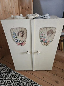 antiker großer weisser Puppenschrank,Kleiderschrank,2-türig,40x56cm,eingerichtet - Bild 1 von 8