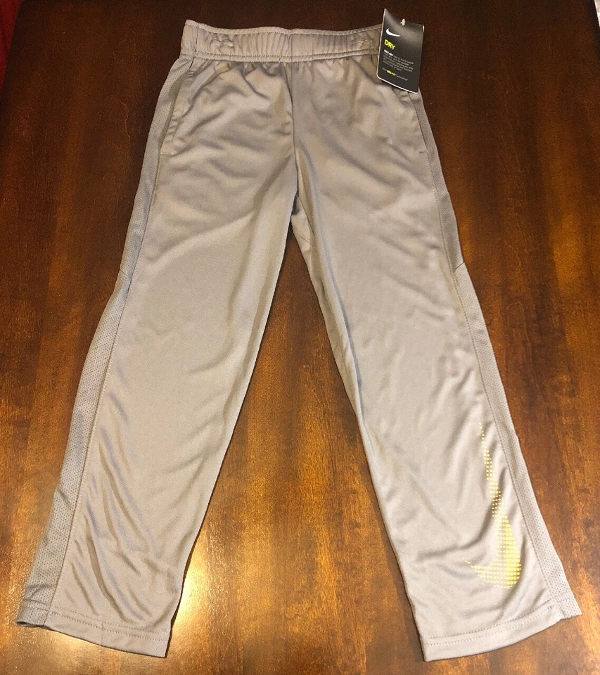Pantalones deportivos Nike para niño talla 6 grises con logotipo amarillo nuevos con etiquetas Foto 1 de 3