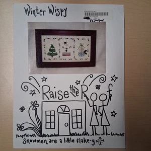 KOSTENLOSER VERSAND! Raise The Roof "Winter Wispy" Schneemann Baum Geschenke Kreuzstichmuster - Bild 1 von 2