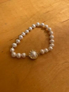 NWOT Carolee Pearl Bracelet With Flower Gold Tone  Clasp M94 - Picture 1 of 6