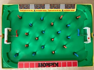 RHÖN HOBBY 1970 kick-off gioco calcio balilla con brevetto-meccanica tiro palla IMBALLO ORIGINALE!! - Foto 1 di 17