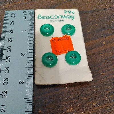 Beaconway Buttons Vintage Round 2 hole Green, mounted in Haiti  - Image 1 of 3