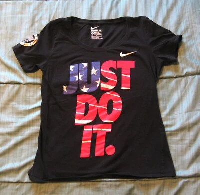 耐克女式美国奥运会国旗 JUST DO IT 黑色 T 恤条纹 M 码 — 第 1/2 张图片
