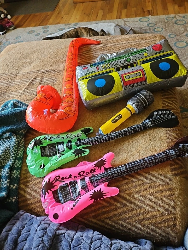Instrumentos musicales inflables y caja de pluma y micrófono accesorios de cumpleaños Foto 1 de 4