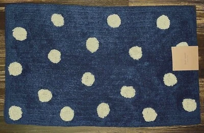 KATE SPADE NEW YORK ~ ALFOMBRA DE BAÑO ~ AZUL MARINO con LUNARES BLANCOS ~ 21"x34" Foto 1 de 2