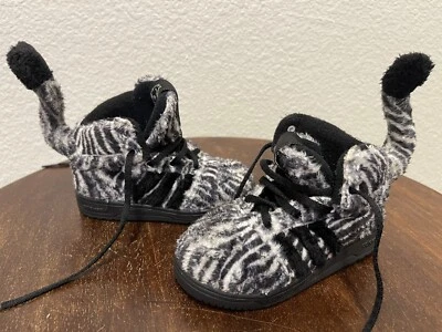 Niño pequeño talla 7K Jeremy Scott/Adidas G95762 Auténtico ZEBRA Negro Blanco Colas de piel Foto 1 de 4