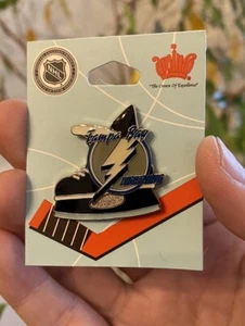 NHL Tampa Bay Lightning Logo Pin On Skating Shoe Lapel Pin - New Aminco - Picture 1 of 2