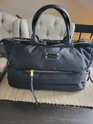 Bolsa de viaje Adrienne Vittadini grande negra acolchada de nailon Foto 1 de 4