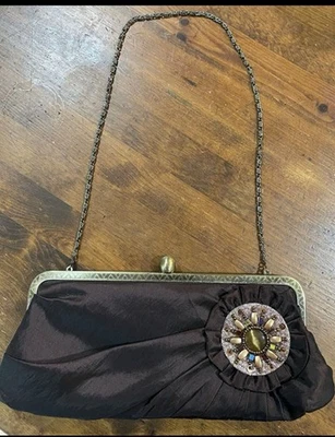 Bolsa de noite marrom sem marca com alça de corrente enfeitada frente flor - Imagem 1 de 4