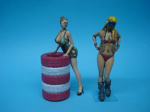 FIGURAS RESINA PINTADAS 2x CHICAS BOXES CARRERA F1 ESCALA 1:18 PAINTED - Imagen 1 de 3