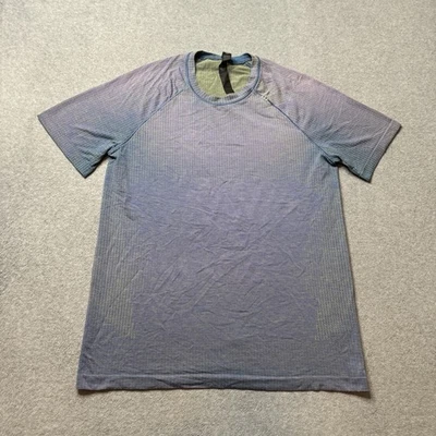Camisa Lululemon Para Hombres Azul Medio Rendimiento Atletismo Correr Gimnasio Ventilación de Metal Foto 1 de 4