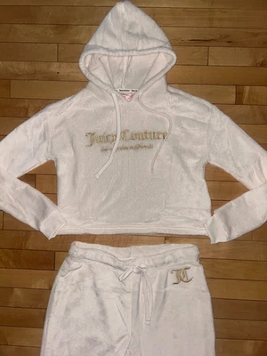 ¡NUEVO! NUEVO CON ETIQUETAS JUICY COUTURE Conjunto de Sudadera con Capucha y Pantalón de Felpa Polar Logo Blanco Marfil Talla S Foto 1 de 4