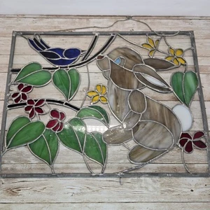 Arte en vitral colgante panel ventana conejito con pájaro azul y flores 15" x 11,5 - Imagen 1 de 13