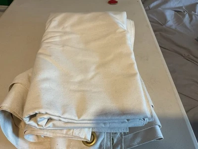 Reproducción Estilo Guerra Civil Una tienda de campaña con paneles delanteros y traseros, cuerdas y estacas Foto 1 de 4