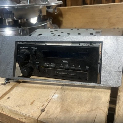 GM Radio with Bezel Chevrolet GMC Van 15553673 USED Gray harness included also  - Image 1 of 4