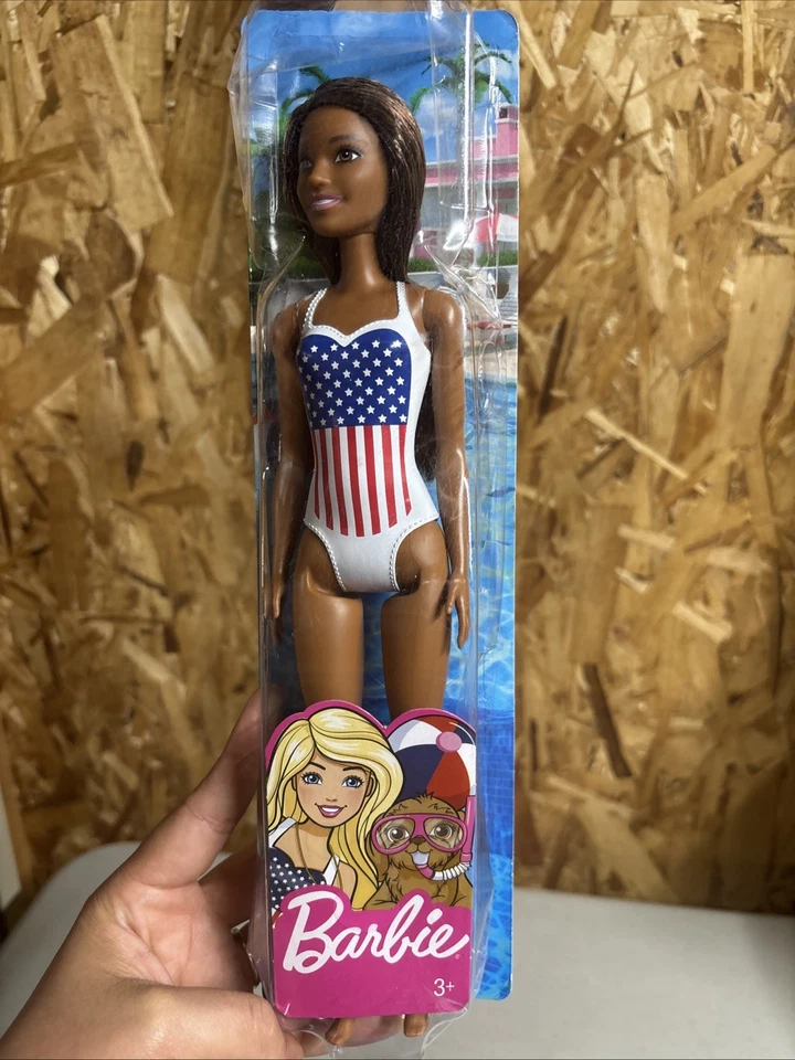 Barbie Mattel 2019 muñeca de playa pelo moreno con EE. UU. Traje de baño Flag sin abrir Foto 1 de 4