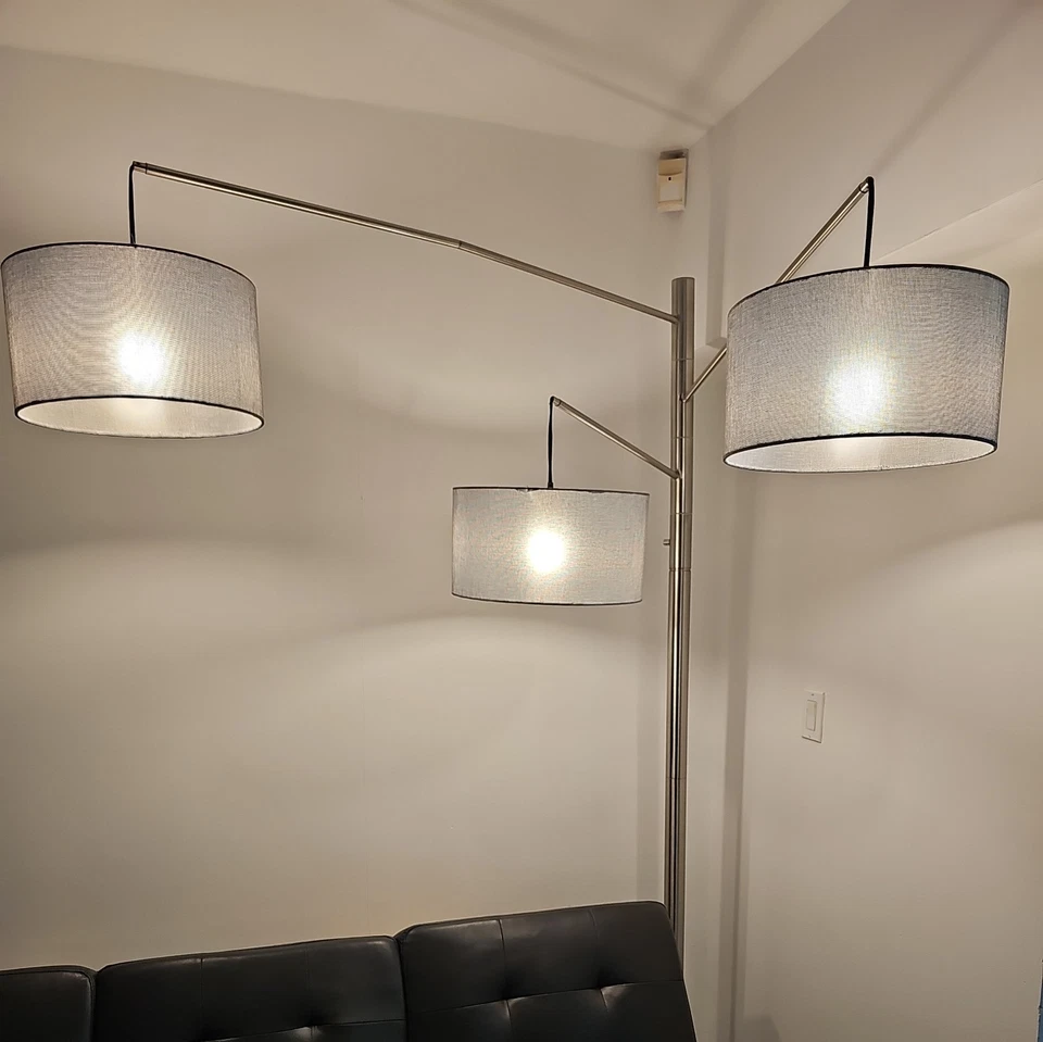 Lámpara de pie de arco moderna de acero ajustable de 3 luces Adesso Wellington 91"  Foto 1 de 4