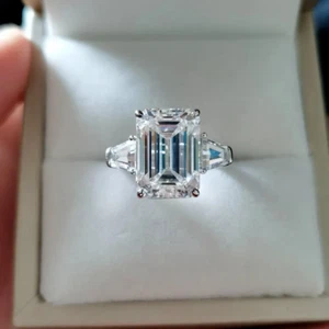 ANILLO DE COMPROMISO DE 3 PIEDRAS MOISSANITA CORTE ESMERALDA 4,76 TCW CHAPADO EN ORO BLANCO DE 14K - Imagen 1 de 9