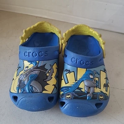 Tamancos de sandálias BATMAN azul amarelo infantil Crocs tamanho 10 11 DC quadrinhos - Imagem 1 de 4