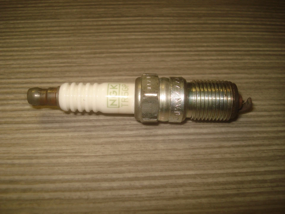 Vela de ignição NGK TR5GP Hummer H2 H3 Cadillac Cts Escalade Tahoe Suburban - Imagem 1 de 1