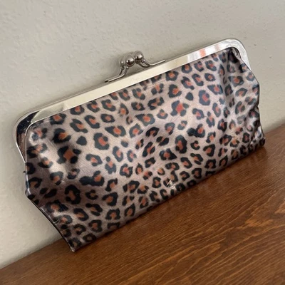 Cartera sin asas de vinilo con estampado de guepardo de leopardo doble Kisslock y cartera magnética retro Foto 1 de 4