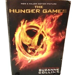 The Hunger Games Paperback Book Suzanne Collins 2012 - Picture 1 of 6