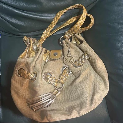 Сумка с короткими ручками Michael Kors плетеная втулка большая наплечная сумка-хобо соломенная желтовато-коричневая с золотыми кисточками - Изображение 1 из 3