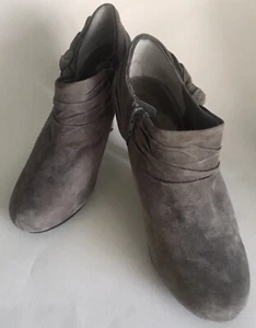 NWOB Me Too Level Booties Heels Shoes Gray Suede Leather Side Zip Bow Detail 9M - Picture 1 of 12