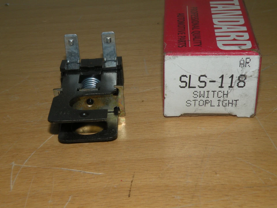 INTERRUPTOR DE FARO ESTÁNDAR SLS118 AMC JEEP, ETC Foto 1 de 1