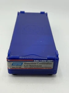 Norton Wasserstein, 220er Körnung, 1" x 3" x 8" in blau Kunststoff Klappbox - Bild 1 von 1
