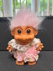 DE COLECCIÓN RUSS BERRIE TROLL #18445 FELIZ CUMPLEAÑOS PELO ROSA CON VESTIDO 7" VER FOTOS - Imagen 1 de 8