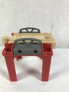 Elevador de ladrillo rojo apilable cuadrado soporte de vía de tren Thomas Brio ferrocarril de madera - Imagen 1 de 6