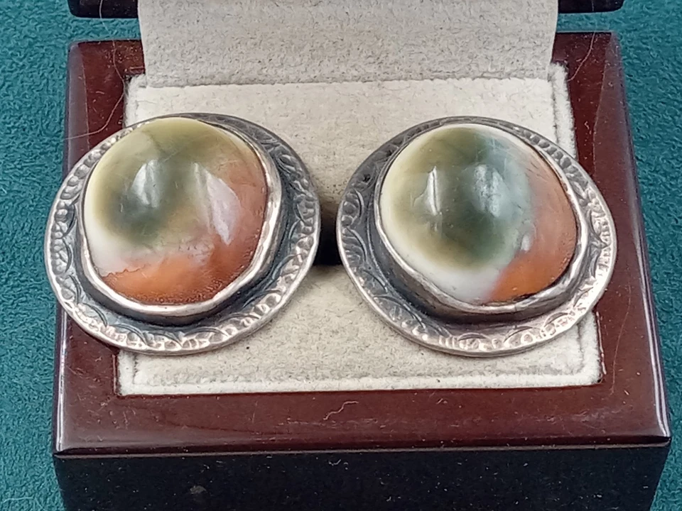 CARILIZ 手工制作纯银袖扣 带 COWRIE 贝壳 橙色 白色和绿色 — 第 1/4 张图片