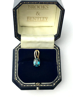 Colgante de diamantes con topacio de oro de 9 quilates con pavé de diamantes y topacio azul Foto 1 de 4