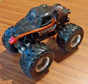 Hot Wheels Monster Jam Monster Truck Monster Mutt Rottweiler 1:64 Rare - Picture 1 of 4