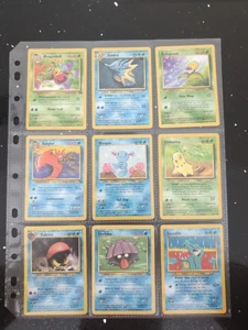 Lote de 9 cartas de Pokémon en hoja de carpeta - Imagen 1 de 7