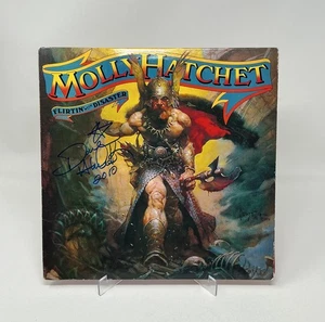 Disco de vinilo autografiado por Dave Hlubek X2 Molly Hatchet Flirtin’ con desastre JSA - Imagen 1 de 4