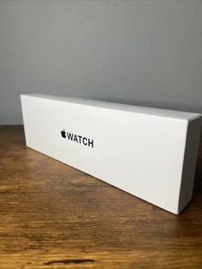 Apple Watch SE 2e génération (GPS) 40 mm minuit aluminium S/M GPS UNIQUEMENT - Photo 1 sur 7