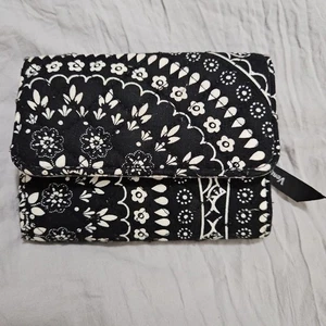 Cartera compacta Vera Bradley blanca y negra RFID Riley triple medallón usada en excelente estado - Imagen 1 de 8