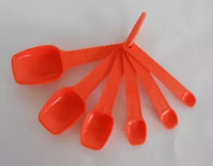 VTG Tupperware 6 Piece Measuring Spoons Orange w/ D-Ring - 1 Tsp Dry Missing - Picture 1 of 3